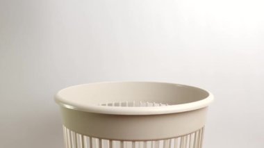 Yünlü ipliklerden oluşan bir top çöpe atılır. Atıkların bertaraf edilmesi ve geri dönüşümü.