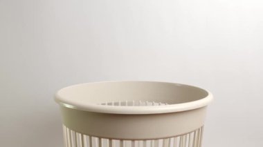 Mukavva kutu çöpe atıldı. Atıkların bertaraf edilmesi ve geri dönüşümü.