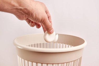 Boş plastik diş ipi maketi çöpe atılır. Plastiğin imha ve geri dönüşümü.