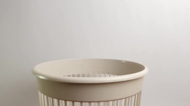 Plastik güneş gözlükleri çöpe atılır. Plastiğin imha ve geri dönüşümü.
