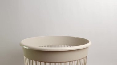 Plastik kap çöpe atılır. Atık ve geri dönüşüm atılır..