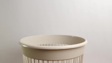 Plastik boru çöpe atılır. Atık ve geri dönüşüm atılır..