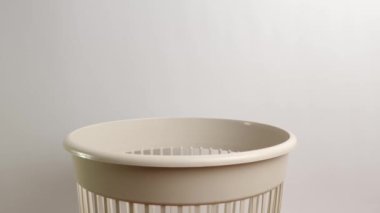 Plastik bir çocuk kovası çöpe atılır. Atık ve geri dönüşüm atılır..