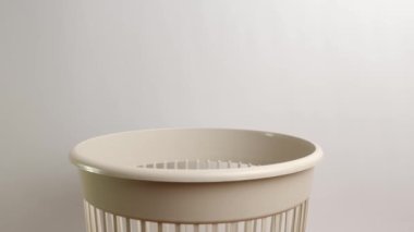 Plastik parantez çöpe atıldı. Atık ve geri dönüşüm atıldı..