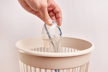 Eski solunum maskesi çöpe atıldı.