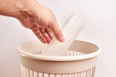 Plastik kap çöpe atıldı.