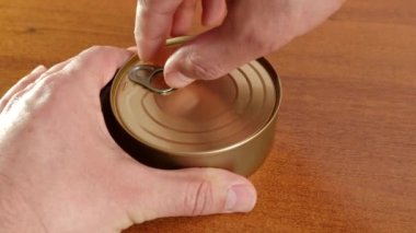 Metal bir balık konservesi açılır. Gıda ürünlerinin korunması.