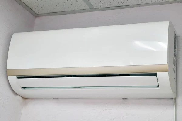 Die Klimaanlage Unter Der Decke Raum Ist Ausgeschaltet — Stockfoto
