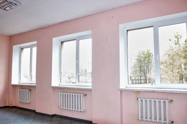 Odanın yenilenmeye ihtiyacı var. Yıpranmış duvarlar ve iletişim.