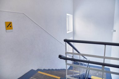 Tırabzan ve pencereli beton merdivenler..