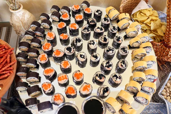Meja Prasmanan Dengan Sushi Saus Dan Makanan Ringan Dingin — Stok Foto