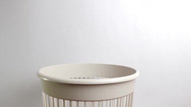 Süresi dolmuş, bayat kruvasanlar çöpe atılır. Gıda ürünlerinin imha ve geri dönüşümü.