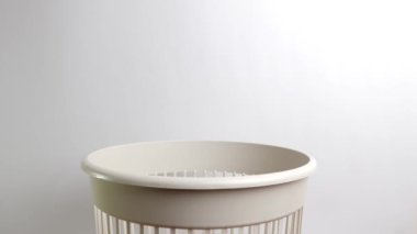 Kanalizasyon borusunun eski lastik mührü çöp kutusuna atıldı. Çöp öğütücü ve geri dönüşüm.