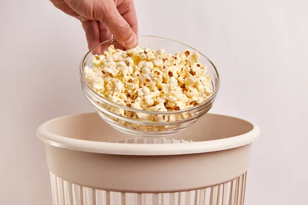 Wygasły Popcorn Jest Wyrzucany Kosza Śmieci Usuwanie Recykling Produktów Żywnościowych — Zdjęcie stockowe