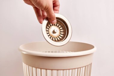 Sifonun eski paslanmaz ızgarası çöp kutusuna atılır. Çöp öğütücü ve geri dönüşüm.