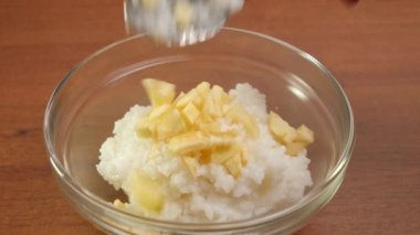 Pirinç güveci hazırlarken pirinç lapasına elma, şeker ve yumurta ekle. Pirinç yemeği pişiriyorum..