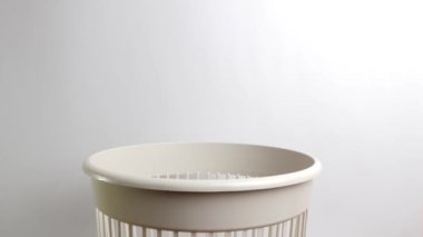 Eski inşaat ağı çöp kutusuna atıldı. Plastiğin geri dönüşümü ve geri dönüşümü.