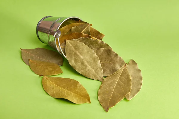 Kurumuş Körfez Yaprakları Yeşil Arka Planda Küçük Metal Bir Kovada — Stok fotoğraf