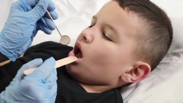 Помощью Лопатки Зубного Зеркала Проверяются Зубы Мальчика — стоковое видео