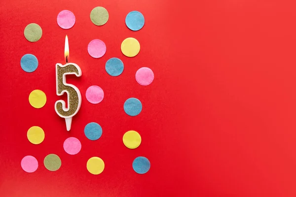 Numer Czerwonym Tle Kolorowym Konfetti Wszystkiego Najlepszego Koncepcja Świętowania Urodzin — Zdjęcie stockowe