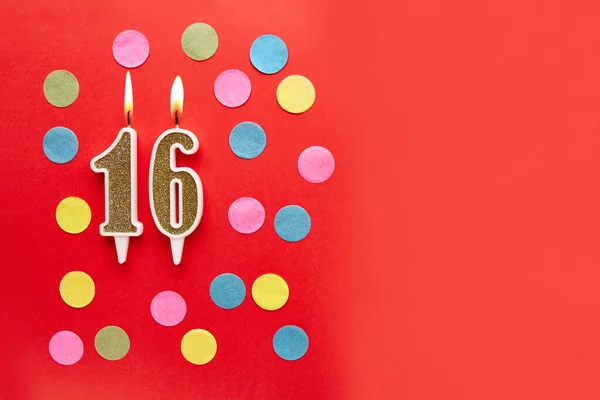 Número Num Fundo Vermelho Com Confetes Coloridos Velas Aniversário Felizes — Fotografia de Stock