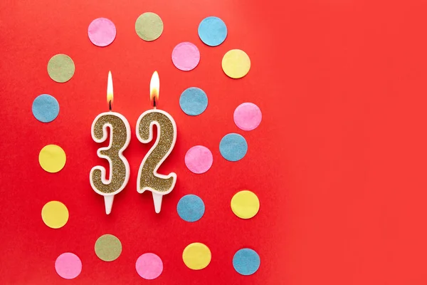 Номер Красном Фоне Цветными Конфетти Днем Рождения Свечи Концепция Празднования — стоковое фото