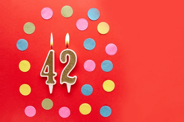 Numer Czerwonym Tle Kolorowym Konfetti Wszystkiego Najlepszego Koncepcja Świętowania Urodzin — Zdjęcie stockowe