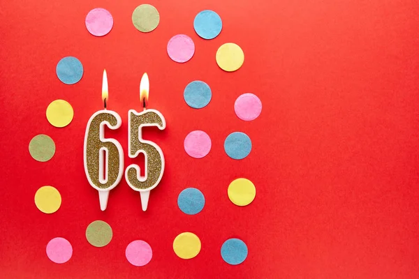 Número Sobre Fondo Rojo Con Confeti Colores Feliz Cumpleaños Velas — Foto de Stock