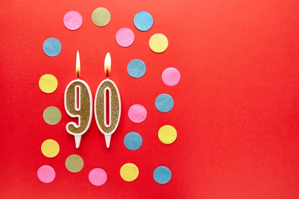 Número Sobre Fondo Rojo Con Confeti Colores Feliz Cumpleaños Velas — Foto de Stock