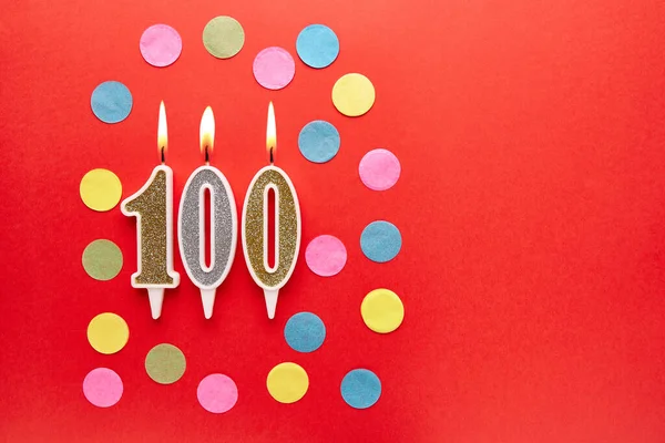 Nummer 100 Auf Rotem Hintergrund Mit Farbigem Konfetti Glückwunsch Zum — Stockfoto