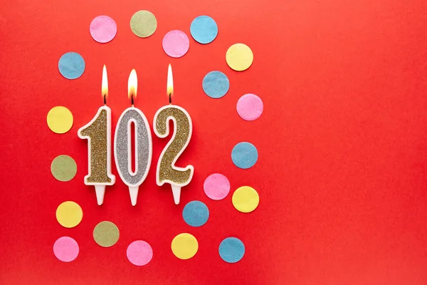 Número 102 Sobre Fondo Rojo Con Confeti Colores Feliz Cumpleaños — Foto de Stock
