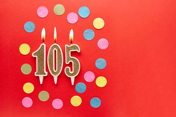 Numer 105 Czerwonym Tle Kolorowym Konfetti Wszystkiego Najlepszego Koncepcja Świętowania — Zdjęcie stockowe