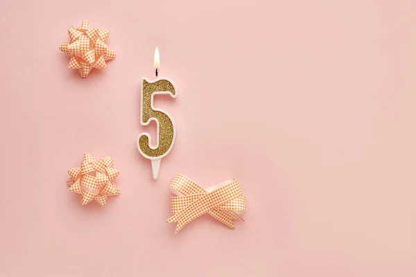 Pastel Pembe Arka Planda Numara Şenlikli Dekorasyonlar Mutlu Doğum Günü — Stok fotoğraf