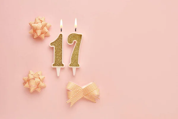 お祝いの装飾が施されたパステルピンクの背景のナンバー17 お誕生日おめでとうございます 誕生日 記念日 重要な日付 休日を祝うという概念 コピースペース — ストック写真