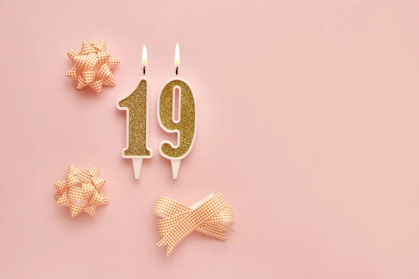 19号 粉红的背景 装饰着节日装饰 生日快乐蜡烛 庆祝生日 周年纪念日 重要日期 假日的概念 复制空间 — 图库照片