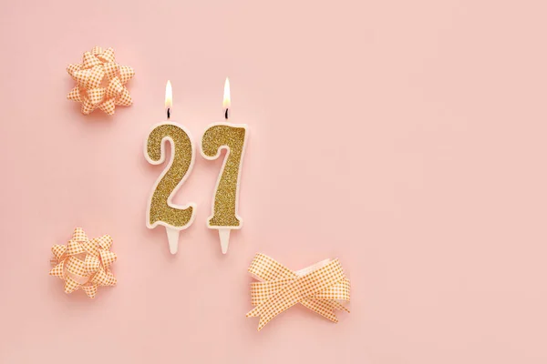 27号 粉红的背景 装饰着节日装饰 生日快乐蜡烛 庆祝生日 周年纪念日 重要日期 假日的概念 复制空间 — 图库照片