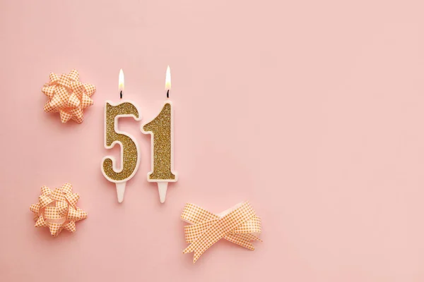 お祝いの装飾が施されたパステルピンクの背景の51番 お誕生日おめでとうございます 誕生日 記念日 重要な日付 休日を祝うという概念 コピースペース — ストック写真
