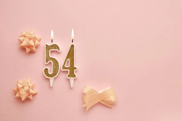 54号 粉红的背景 装饰着节日装饰 生日快乐蜡烛 庆祝生日 周年纪念日 重要日期 假日的概念 复制空间 — 图库照片