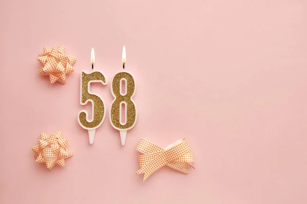 粉红的背景上挂着58号蜡烛 装饰着节日的装饰 生日快乐蜡烛 庆祝生日 周年纪念日 重要日期 假日的概念 复制空间 — 图库照片