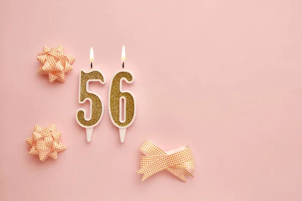 白色粉色背景上的56号 装饰着节日装饰 生日快乐蜡烛 庆祝生日 周年纪念日 重要日期 假日的概念 复制空间 — 图库照片
