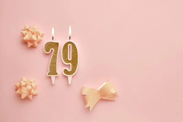 Velas Com Número Fundo Rosa Pastel Com Decoração Festiva Velas — Fotografia de Stock