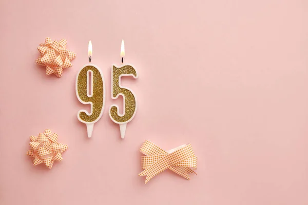 お祝いの装飾が施されたパステルピンクの背景に番号95のキャンドル お誕生日おめでとうございます 誕生日 記念日 重要な日付 休日を祝うという概念 コピースペース — ストック写真