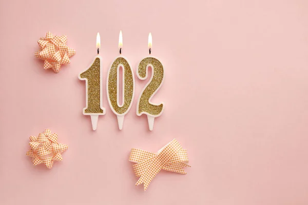 Pastel Pembe Arka Planda 102 Numaralı Mumlar Şenlikli Dekorlar Mutlu — Stok fotoğraf