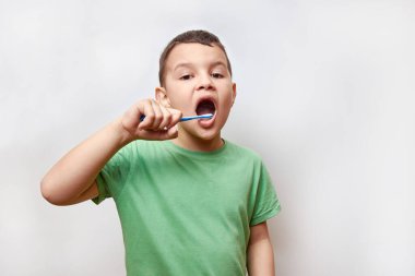 Bebek dişleri eksik bir çocuk diş fırçası kullanıyor. Bebek dişi bakımı.