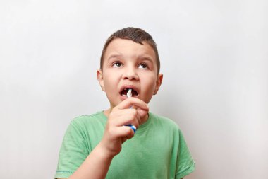 Bebek dişleri eksik bir çocuk diş fırçası kullanıyor. Bebek dişi bakımı.