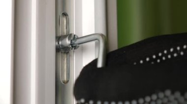 Altıgenin yardımıyla, pencere kuşağının basıncı ayarlanıverir. Metal-plastik pencerelerin bakımı.