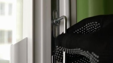 Altıgenin yardımıyla, pencere kuşağının basıncı ayarlanıverir. Metal-plastik pencerelerin bakımı.