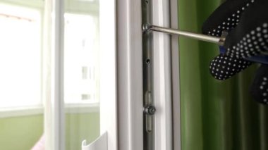 Pencere kuşağının donanımı tornavida kullanılarak ayarlandı. Metal-plastik pencerelerin bakımı.