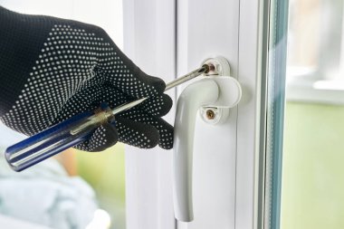 Kapı kolu pencere çerçevesine vidalanmış. Metal-plastik pencerelerin bakımı.