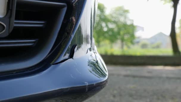 Επιθεωρούν Ρωγμή Στον Πλαστικό Προφυλακτήρα Του Αυτοκινήτου Μετά Ατύχημα Εργασίες — Αρχείο Βίντεο